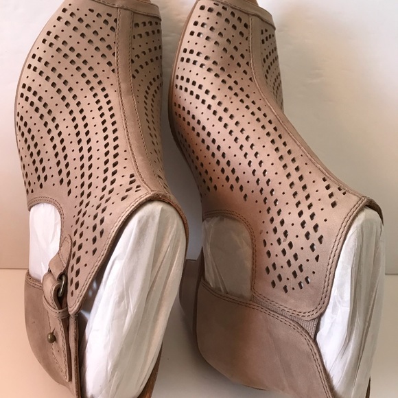 Earth Kerry Nubuck Perforated Peep-Toe Booties, size 12 - Picture 4 of 7